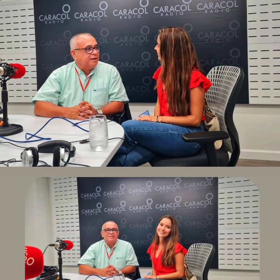 Andrea Belalcázar junto a colegas en un evento institucional