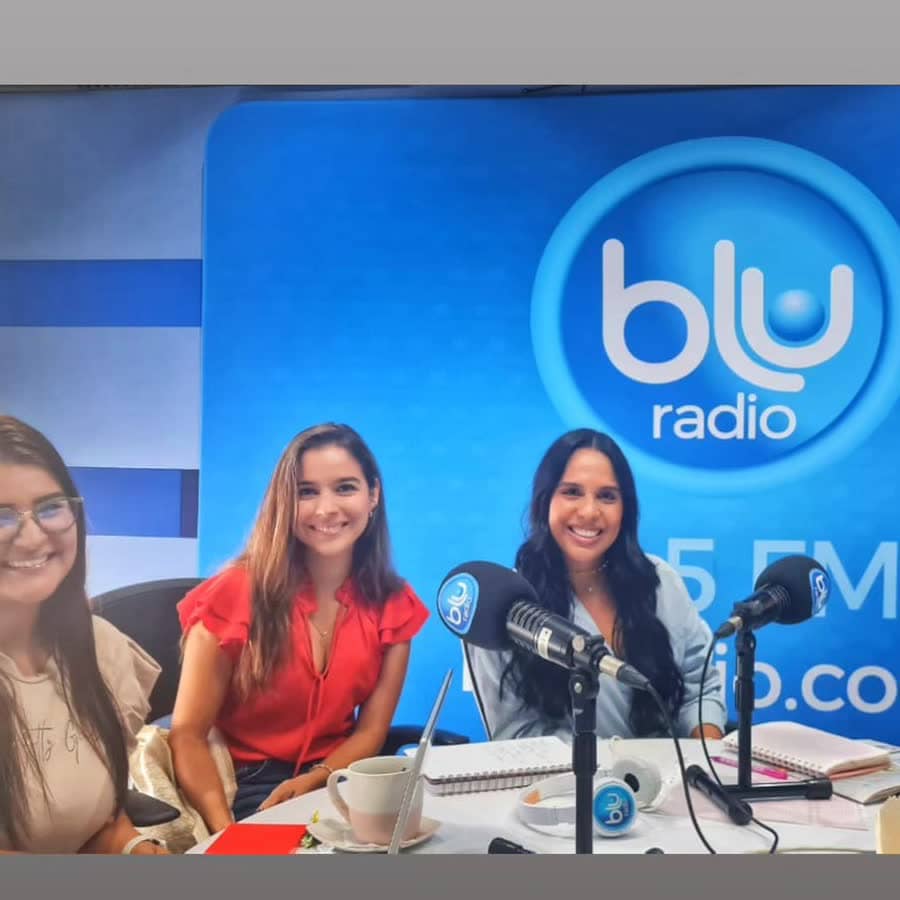 Andrea Belalcázar en cabina de radio durante una entrevista